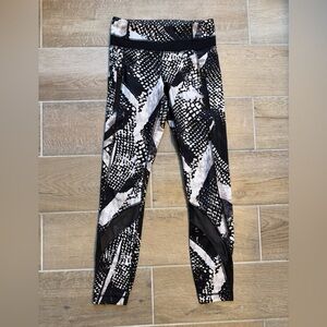 Lululemon Black/White 23” Leggings sz 2